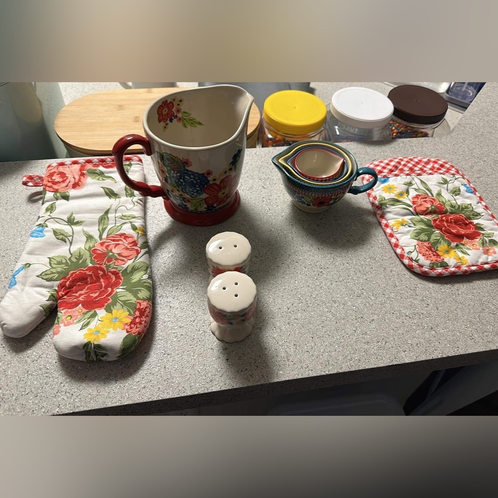 Pioneer Woman kitchenware